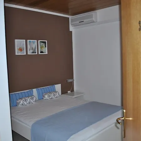 Car Apartment *